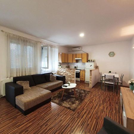 Apartment Laura & Lucija โอซีเยก ภายนอก รูปภาพ