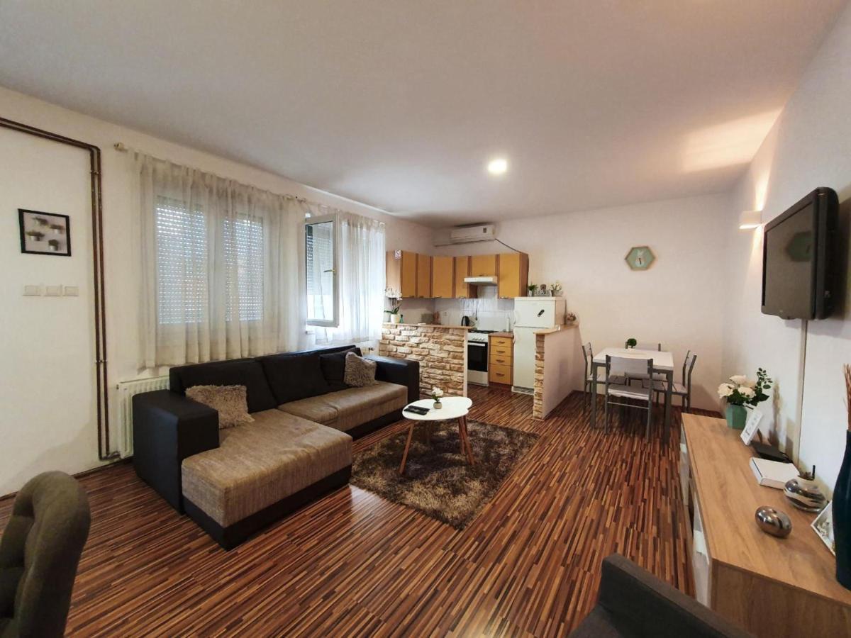 Apartment Laura & Lucija โอซีเยก ภายนอก รูปภาพ