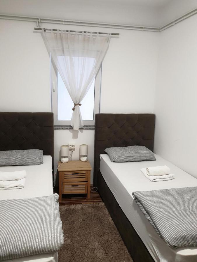 Apartment Laura & Lucija โอซีเยก ภายนอก รูปภาพ