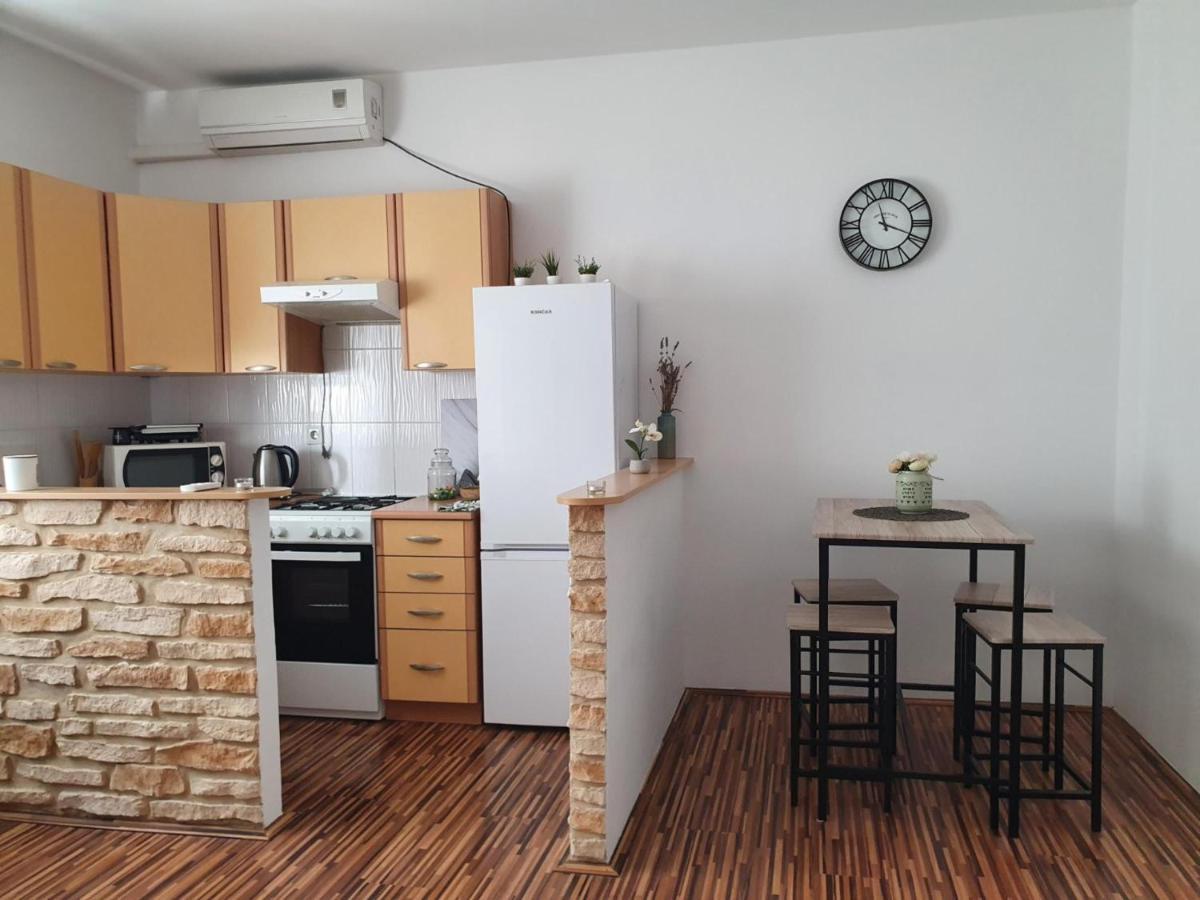 Apartment Laura & Lucija โอซีเยก ภายนอก รูปภาพ