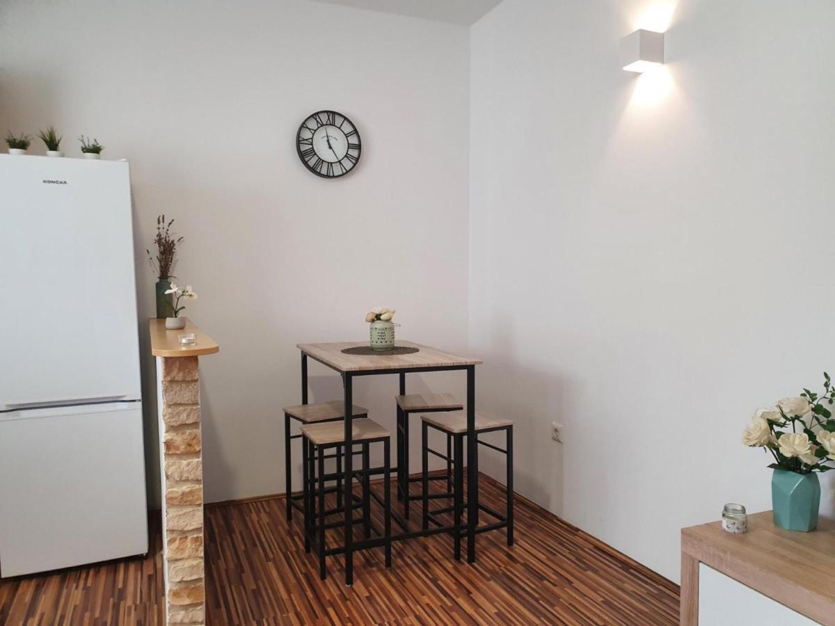 Apartment Laura & Lucija โอซีเยก ภายนอก รูปภาพ